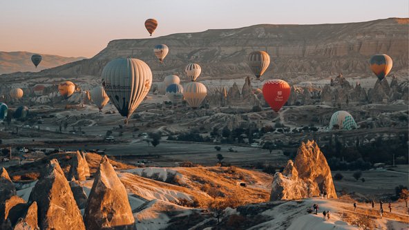 Photo d'un paysage avec des montgolfières